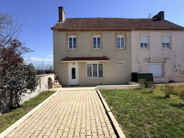 Maison de village mitoyenne rénovée de 95 m2 hab.