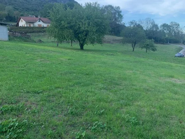 A vendre très beau terrain constructible de 1 696 m2