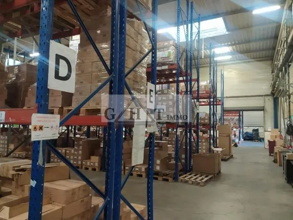 ENTREPOT BUREAUX 3680 M² A VENDRE A TORCY