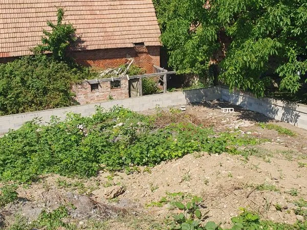 Terrain 496 m²