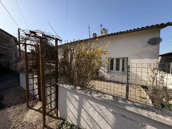 Maison de caractère rénovée avec jardin et garage, à proximité du bourg de Civray