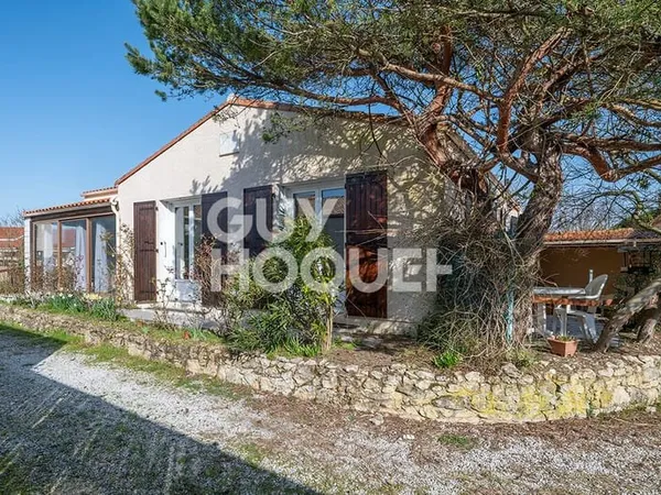Maison avec grand terrain constructible à 600 m de la plage de Châtelaillon-Plage.