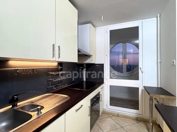 Appartement à vendre, 3 pièces rénovées avec deux Loggias, idéal pour une famille qui aime l'espace 