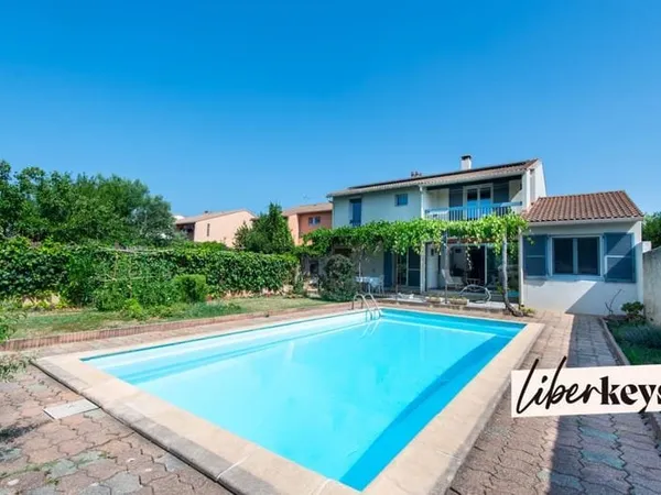 Maison familiale T6 au calme avec garage et piscine