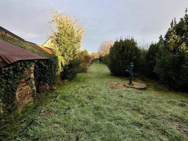 Terrain constructible 302 m2, situé au coeur du village, proche commerces, écoles, médecins ...