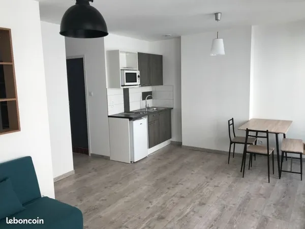 T1 bis meublé et équipé, 32.60m² - 410 + charges 70 - libre -