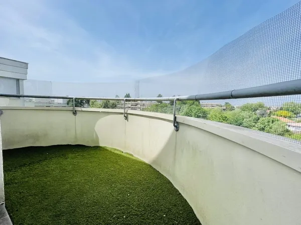 Appartement de 2 pièces principales avec 2 balcons et 2 plac