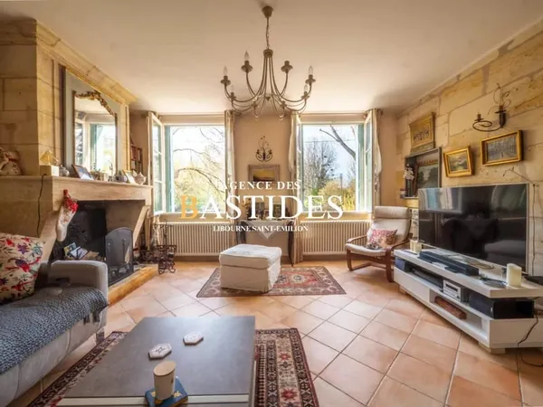 Maison en pierre avec vue