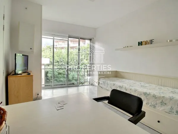 LE LAVANDOU - PROCHE CENTRE VILLE - STUDIO BON ETAT - 18M² - CAVE