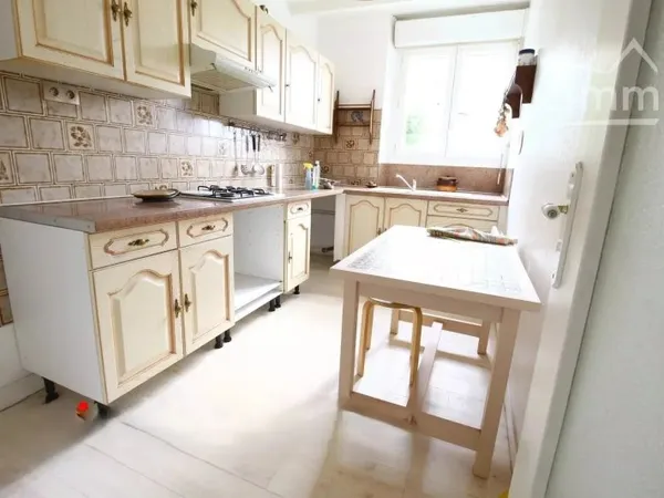 A vendre une bâtisse avec 2 logements avec un terrain non attenant
