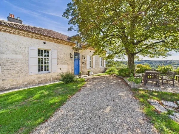 Élégante demeure du XVIIème siècle comprenant 3 logements et offrant une vue imprenable sur la vallé
