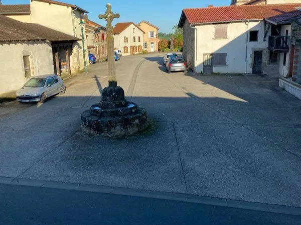 Maison atypique dans petit bourg