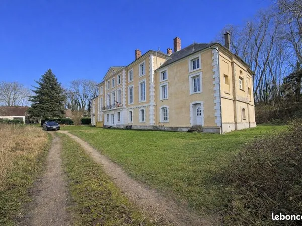 Château 35 pièces 900 m²