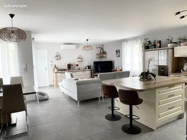 Maison contemporaine, grand garage, atelier et chalet