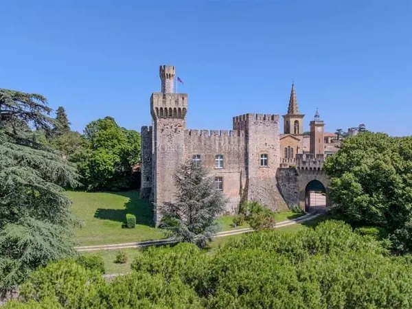 Château médiéval à proximité d'Uzès