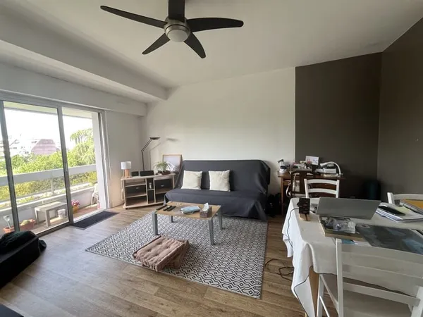 À louer T2 meublé avec terrasse, stationnements et cave vu