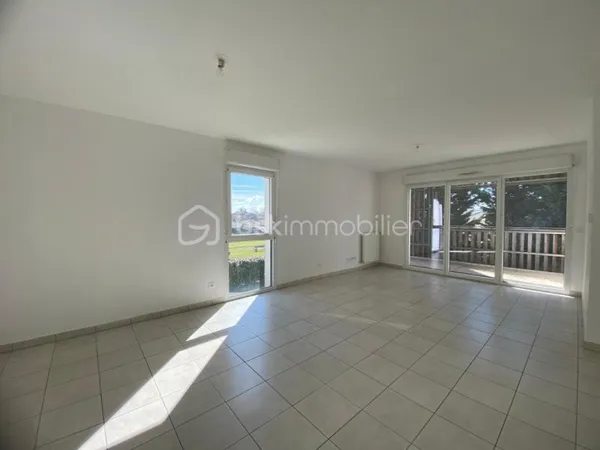 Coup de coeur pour cet appartement de type 3 avec deux chambres et deux places de parking dans une r