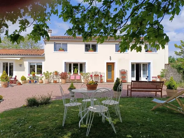 Maison de village renové avec piscine et terrain proche de Matha