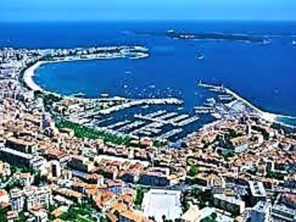 CANNES CENTRE BANANE LOCAL 51M2 SUD TERRASSE POSSIBLE LIBÉRALE COMMERCIALE OU ARTISANALE