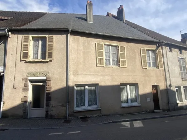 MAISON DE VILLAGE AVEC JARDIN PROCHE COMMERCES