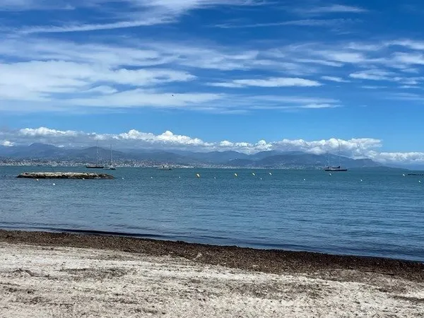 Dpt Alpes Maritimes (06), à vendre ANTIBES appartement T3 a 50 m de la plage de la salis