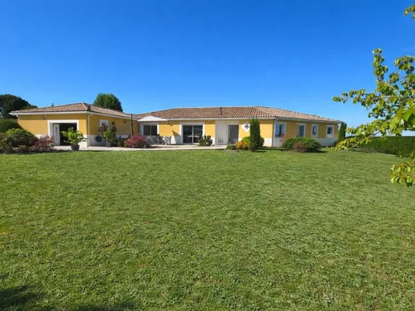 Maison familiale de plain pied de 2006 avec grande parcelle paysagée