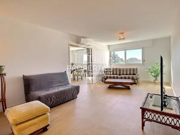 LE LAVANDOU - HYPERCENTRE - T3 DE 77M² - DERNIER ETAGE AVEC ASCENSEUR - PARKING - POSSIBILITE CAVE E