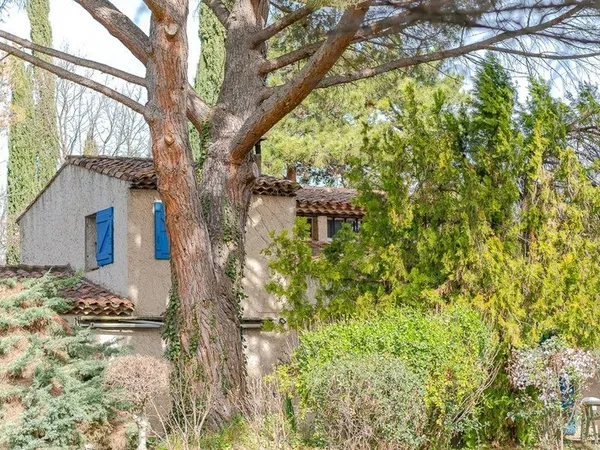 Maison à vendre 5 pièces AIX EN PROVENCE (13) de 150m², terrain de 1630m² piscineable. Garage + espa