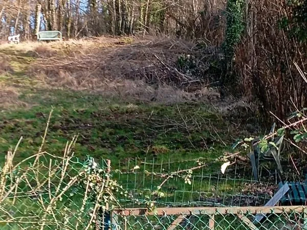 Terrain très bien exposé soleil ,pour faire un potager ou secteur pour vignes ou autres