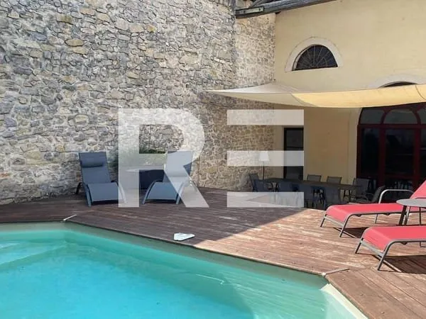 Superbe Chai de 166m2 environ avec piscine et double garage