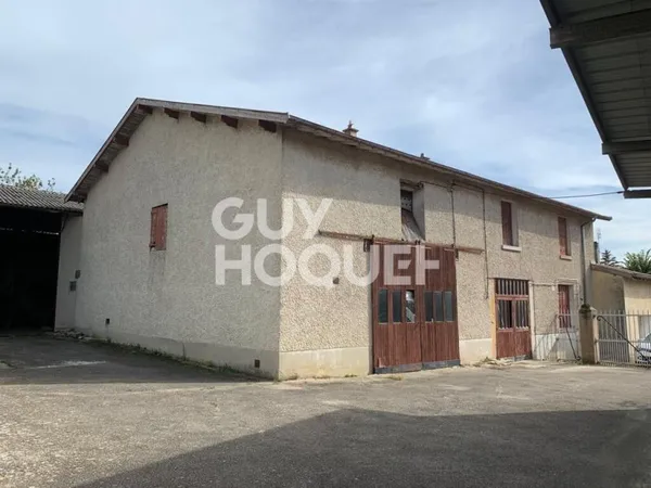 Ensemble immobilier comprenant ancienne ferme, nombreuses dépendances et terrain
