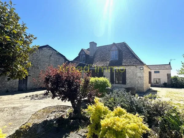 Propriété de 3 maisons avec dépendances au milieu du vignobl