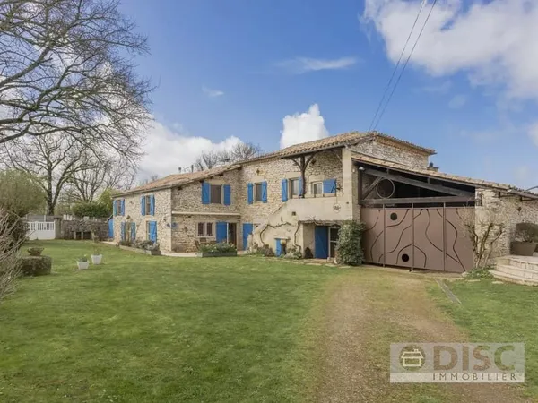 Belle et spacieuse maison en pierre avec piscine et jardin de 3000 m².