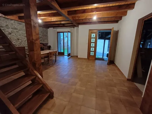 ST ALBAN DES VILLARDS : Grande maison de village partiellement aménager 128 m2. Beau potentiel + gra