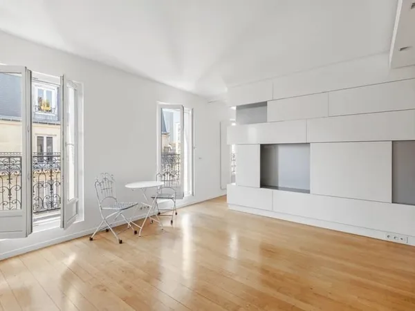 APPARTEMENT EN ÉTAGE ÉLEVÉ AVEC BALCON