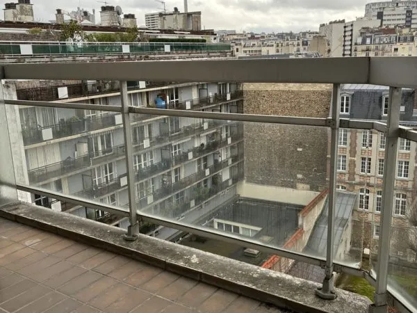 Beau studio entretenu avec balcon et vue panoramique