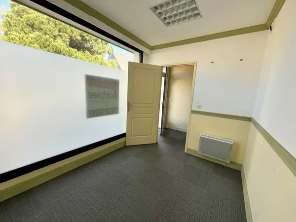BUREAUX- COEUR DE BOURG - TRES BONNE VISIBILITE - ST AVE