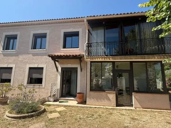 Maison spacieuse à vendre comprenant deux appartements