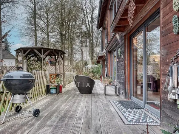 SAINT-ARNOULT-EN-YVELINES. Maison atypique en bois de 185 m² à