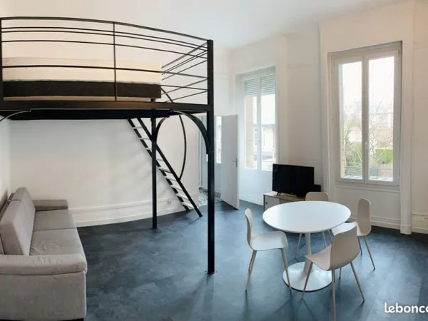 Grand studio meublé avec mezzanine à 2 min de la gare