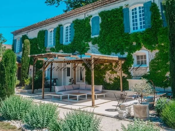 Avignon, dans un environnement calme, propriété sur 2,4 hectares