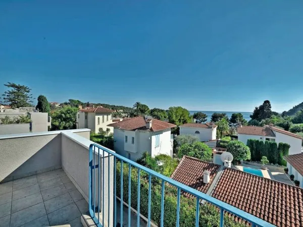 MAISON MITOYENNE AVEC TOIT TERRASSE ET VUE MER