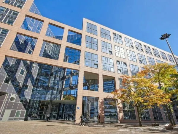 Bureau 2 pièces 3046 m²