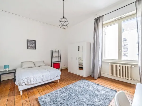 Grande chambre lumineuse