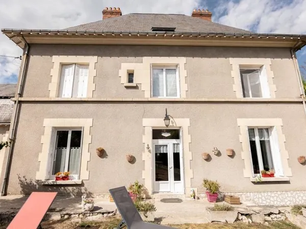 LIEUX UNIQUES ® - PROPRIÉTÉS PRIVÉES Blois-Chambord PROPOSE DEUX MAISONS DES ANNEES 50 SUR 4.6 HA DE