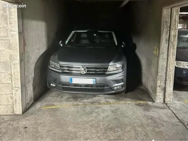 Grande place de parking - Paris 19e/20e (Place des Fêtes)