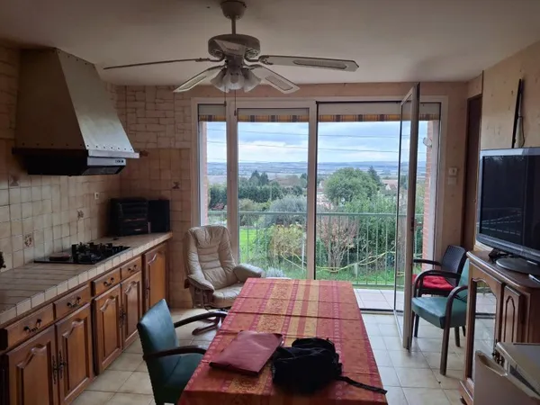 Agréable maison T5 avec jardin, garages et parcelle de Terrain Constructible.