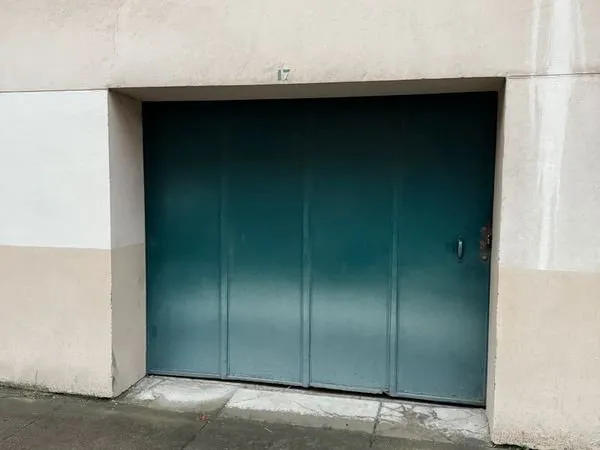 A LOUER - Grand Garage fermé du 11 rue Duguesclin à LYON 69006, facile d'accès