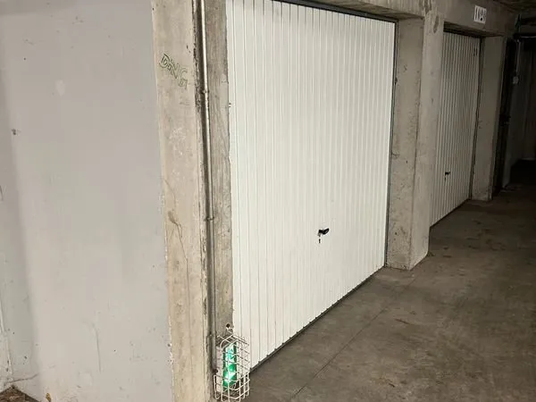 Grand garage fermé / Box sous vidéosurveillance - Nantes Jonelière
