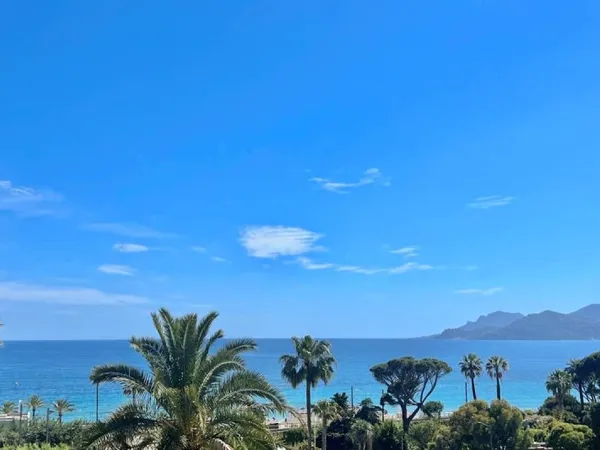 CANNES PLAGE / CENTRE T2 DE 53M2 SUD VUE MER TERRASSE